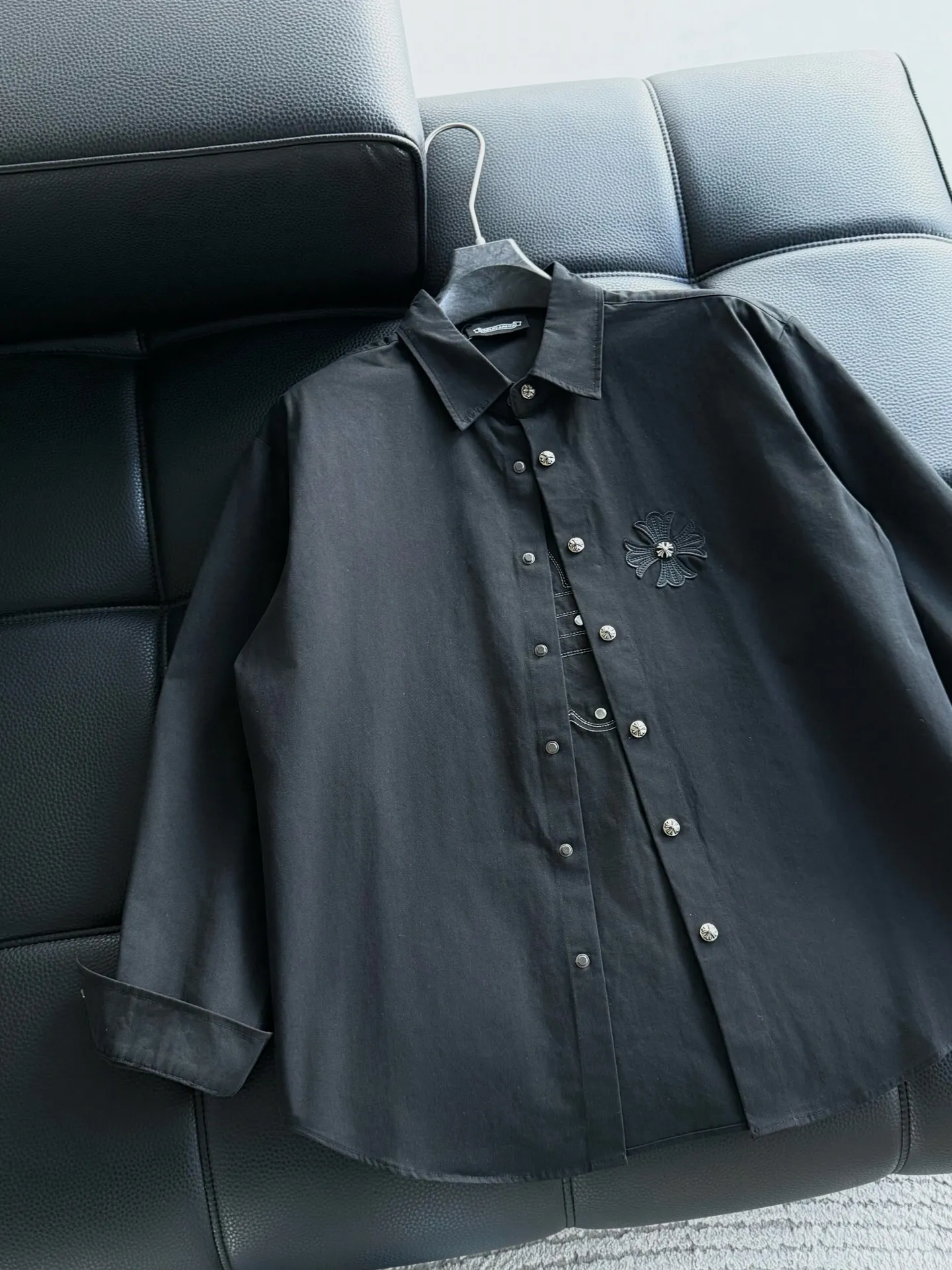 P500 Chrome Hearts leather cross leather embroidery shirt jacket! OS version can be worn by both men and women! The fabric is made of twill gauze cotton fabric! The texture is clear and smooth, not easy to wrinkle or fade! The embroidery process is complex and repetitive, and the requirements for the embroidery machine are very strict. The distance is always 45 centimeters! It won’t work if the spacing is too big, and it won’t work if it’s too small! The hardware is all carved and cast. This piece of clothing consumes a lot of material. More than 3 meters of material is used for one piece of clothing! After the garment is made, it needs to be fixed at high temperature, washed at a water temperature of more than 70 degrees, and softened by adding softener to make the upper body softer and smoother!   Color: black white Size: m-3xl Style number: 5878